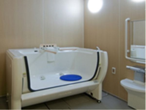 バリアフリー設計の浴室
