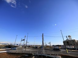 広々とした青空の外観