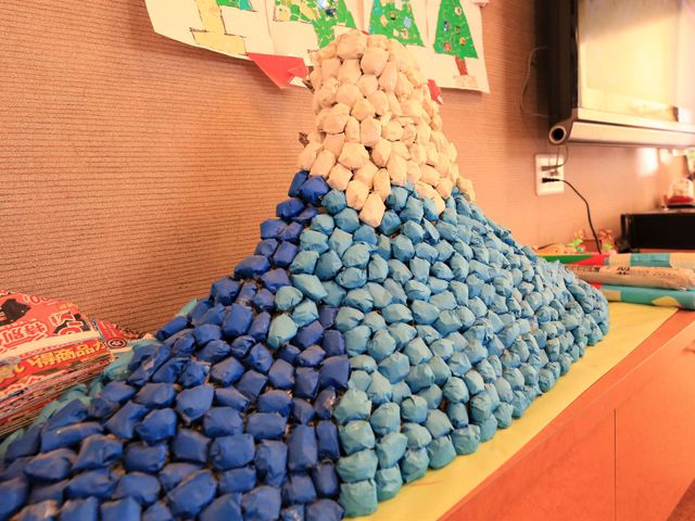 色鮮やかな手作り作品 レイアウト 共有スペースに飾られたカラフルな手作り作品は、創造力と共同作業の素晴らしさを表しています。