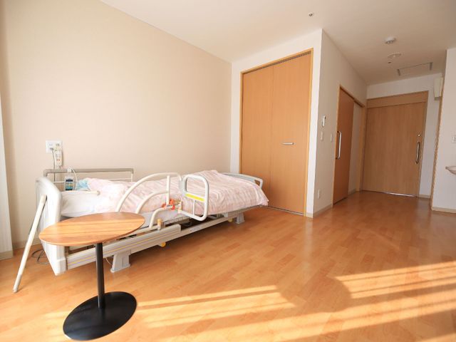 広々とした明るい居室 居室 明るい陽光が差し込む居室で、ゆったりとした時間をお過ごしいただけます。安全なベッドと機能的な家具が整っております。