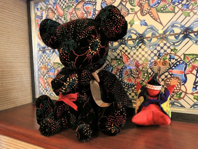 手作り感あふれるぬいぐるみ２点 レイアウト 手作りのぬいぐるみが設えられ、心温まるアクセントを添えています。職場には職員の温かさが感じられます。