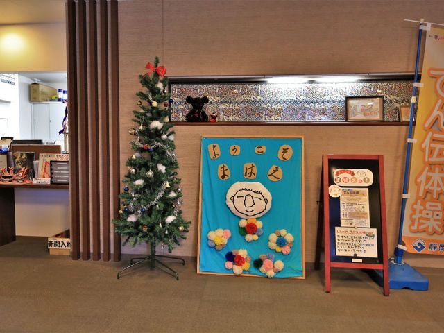 ロビーのクリスマス飾り レイアウト アットホームな雰囲気のロビーです。手作りの掲示物があり、訪れる方々を暖かく迎えています。