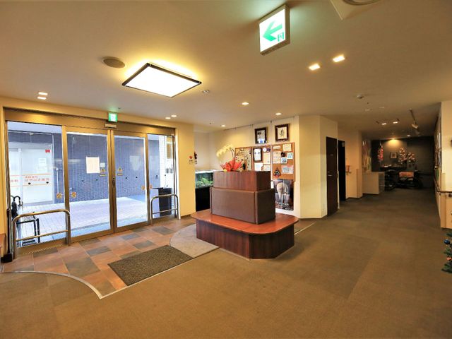 エントランスの広々空間 エントランス 温かみのあるエントランスです。訪れる方々が快適に過ごせるよう、広く開放的な設計になっています。
