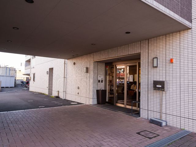 エントランスの外観 玄関 ゆったりとしたエントランスは、訪れる人々を温かく迎えます。落ち着いた色調のデザインが心地よい空間を演出しています。