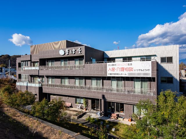 快適な外観の建物 外観 広々としたテラス付きのモダンな建物です。明るい日差しと自然豊かな環境で、快適な毎日をお過ごしいただけます。