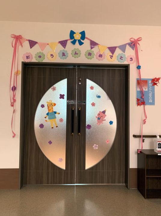 明るい飾りの扉