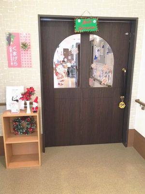 閉じられたドアの廊下