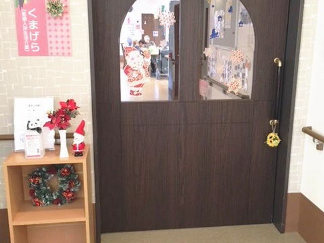 閉じられたドアの廊下 廊下 クリスマスの飾りが施された暖かみのある廊下です。小物やリースが明るい雰囲気を演出しています。