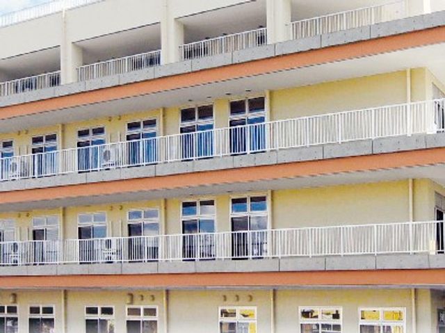 広々とした建物の外観 外観 多くの窓が並び、開放感のある明るい建物です。施設内は自然光がたっぷり注ぎます。