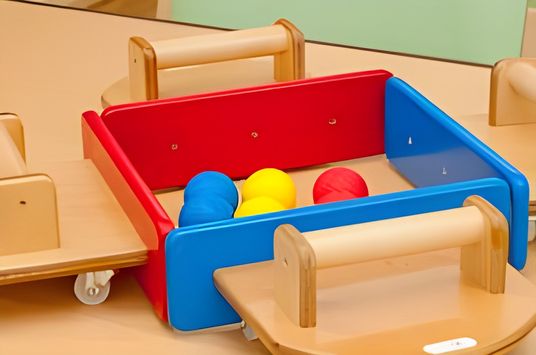 カラフルな器具の機能訓練室