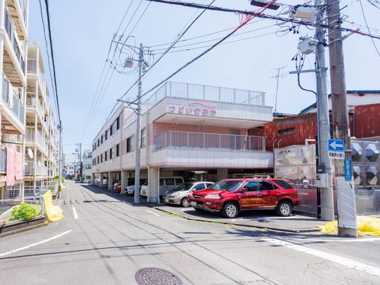 賑やかな建物の外観