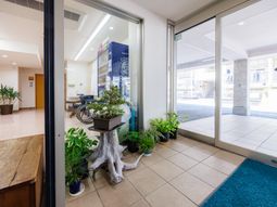 植物が並ぶエントランス
