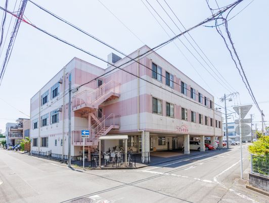 ピンクと白の建物外観