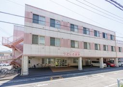 ピンク色の建物外観