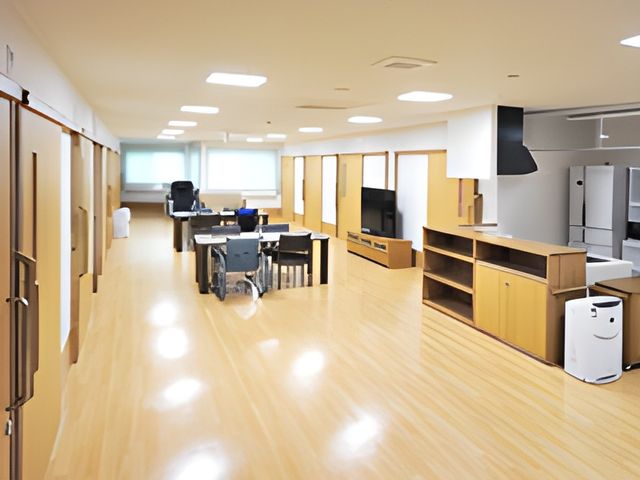 明るい居室 居室 広々とした居室は、自然光が差し込む明るい雰囲気です。車椅子でも快適に移動できます。