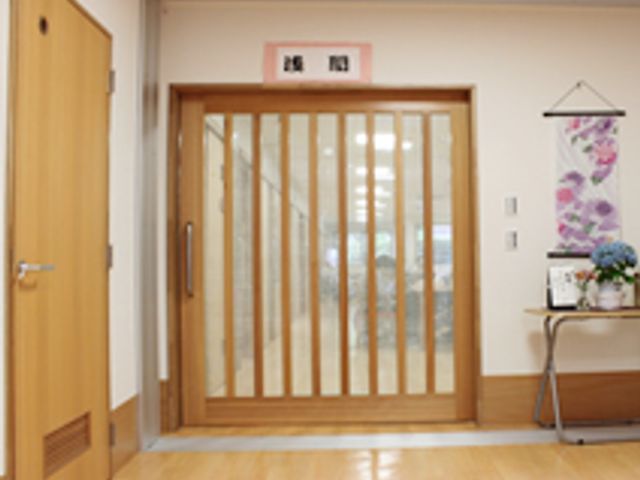 広い出入口の廊下 廊下 天井まで伸びるガラス扉が設置された廊下です。車椅子での移動も容易です。