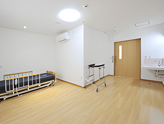 ベッドと歩行器のある居室