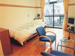 明るい居室の様子