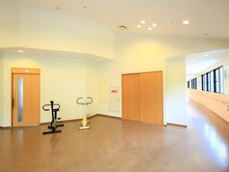 明るい廊下と運動器具