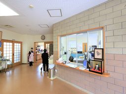 フロントの活気ある様子