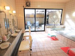 広々した明るい浴室