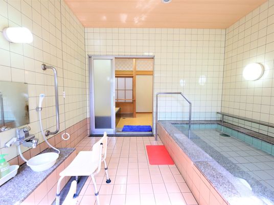 浴室と脱衣所の間には段差がないので、車椅子に座ったまま出入りすることが可能である。扉には力の要らないスライド式を採用している。