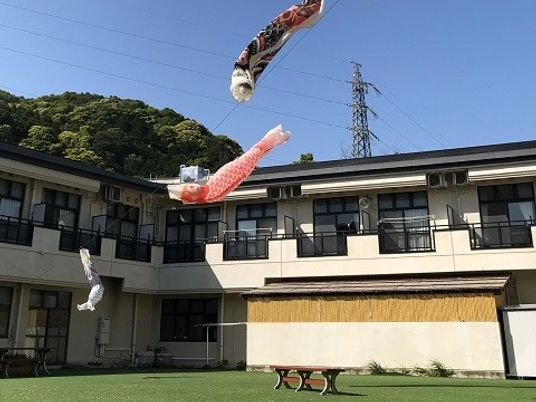 中庭の鯉のぼりと建物  