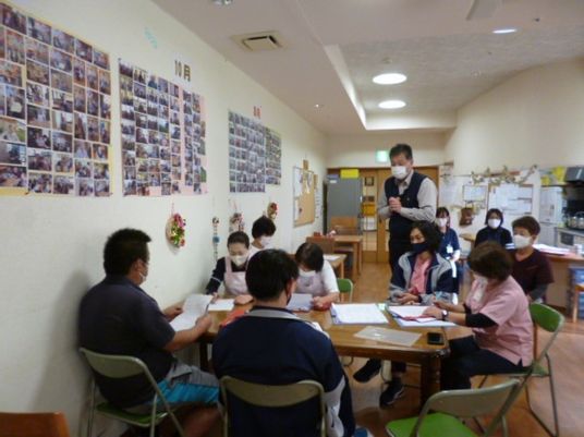 職員研修の様子が見える多目的室  
