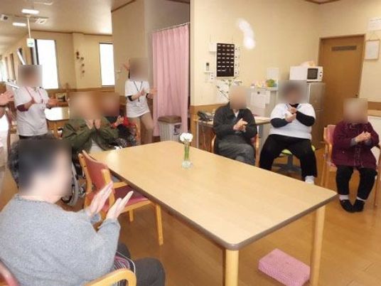 光が差し込む明るい食堂