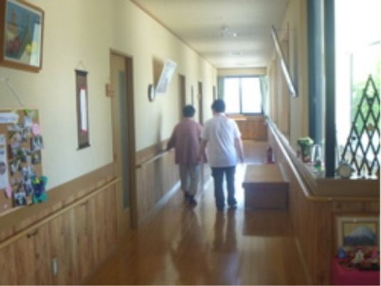 廊下を歩く二人の様子