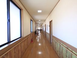 明るい通路の様子