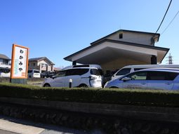 看板付き施設外観