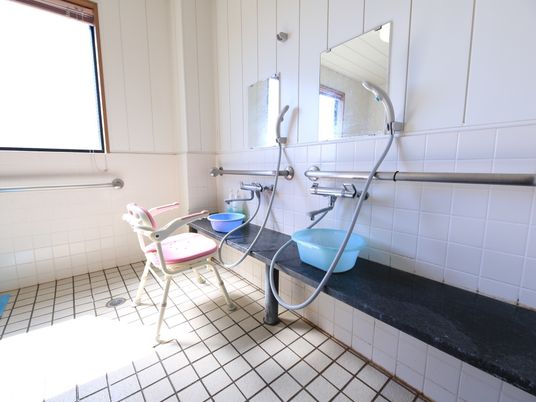 洗面台付きの明るい浴室