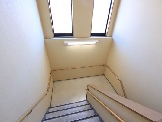 明るい階段のコーナー