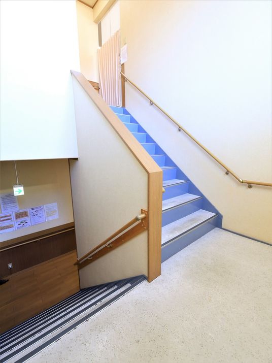 清潔な施設の階段