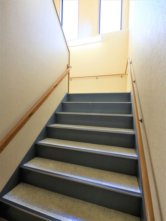 手すり付きの階段