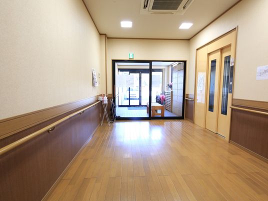 廊下とエントランスの景色