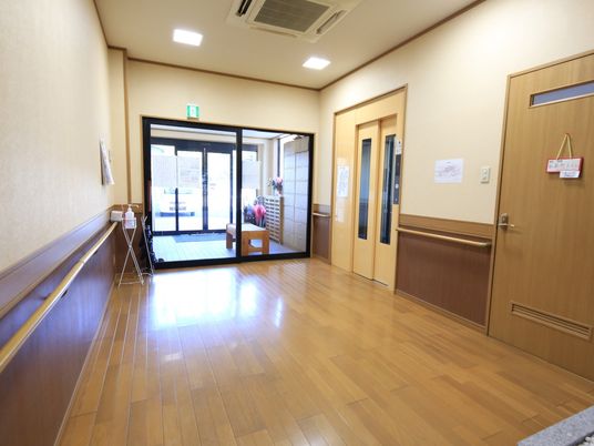 廊下の自然光が差し込む様子