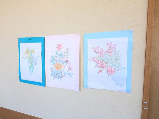 壁掛けの花の絵三枚