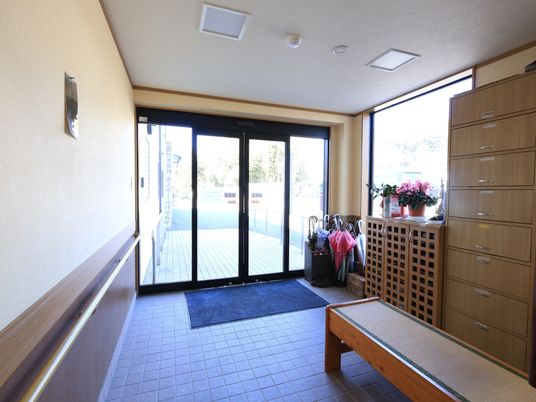 明るいエントランスの様子