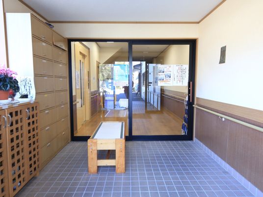 明るい廊下のエントランス