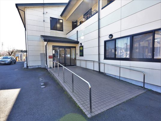 建物のエントランス風景