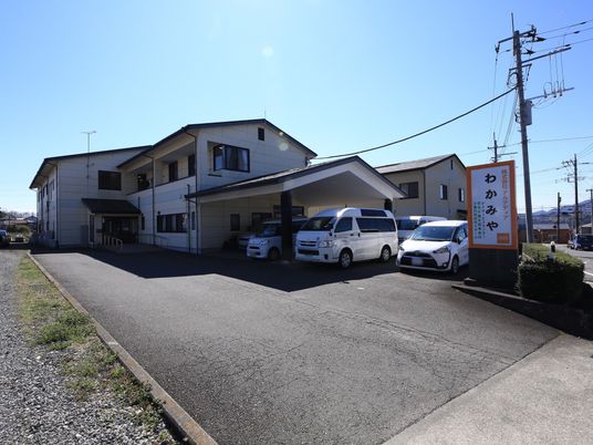 明るい日差しの外観