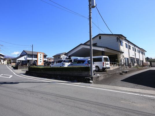 晴天のもと施設外観