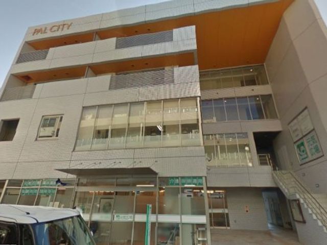 モダンな建物の外観 外観 現代的なデザインと多層構造が特徴的な建物です。安全で快適な環境を提供しています。