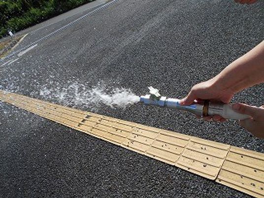 屋外で放水する手元  