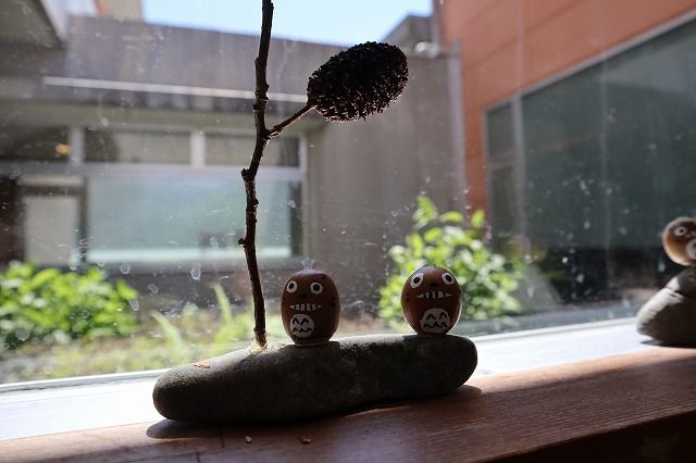 和の雰囲気が漂う中庭 中庭 和風の小物が飾られ、落ち着いた雰囲気のある空間です。日差しの中、ゆったりとした時間をお過ごしいただけます。