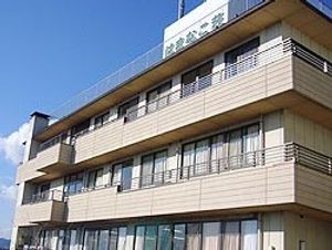 三階建ての建物外観  