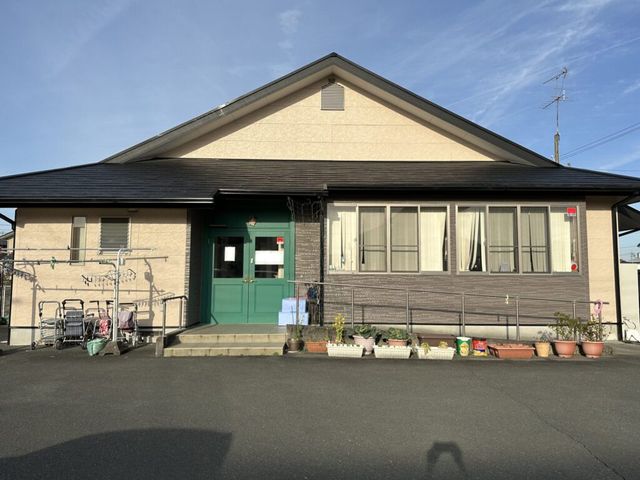 アットホームな外観 外観 温かみのある建物は、安心感を与える雰囲気です。庭には季節の花が植えられています。
