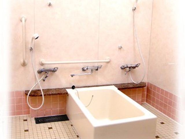 手すり付きの浴室 浴室 快適に使用できるよう、手すりが設置された広々とした空間です。入浴時の安心感を提供します。